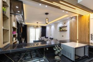 Χώρος καθιστικού στο 121/40/13 · Amazing luxury 2BR Apt Madinty Patio with views!