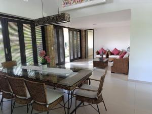a dining room with a table and chairs at Casa Hacienda Fatima en Rozo in Palmira