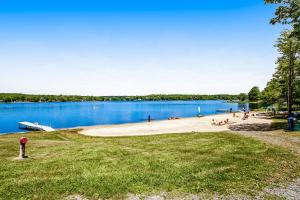 Φωτογραφία από το άλμπουμ του Laid-back in Lake Arrowhead σε Pocono Lake