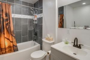 Ένα μπάνιο στο Balcony and Stunning Views Airy Apt in Idaho Falls +16 φωτογραφίες