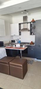 uma cozinha com uma mesa e um banquinho marrom em Agadir - Appartement vue mer et montagne em Agadir mais 5 fotografias