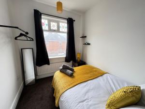 Postel nebo postele na pokoji v ubytování 4 Bedroom House in Newcastle city centre location, Free Parking, Fast WiFi