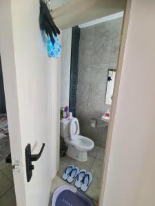 Ένα μπάνιο στο TVHStays Cozy 1-BEDROOM Roysambu