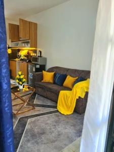 Η κουζίνα ή μικρή κουζίνα στο TVHStays Cozy 1-BEDROOM Roysambu