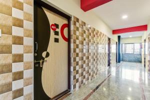 班加罗尔Hotel O Vittala Comforts的大楼内有门的走廊
