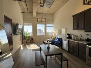 Η κουζίνα ή μικρή κουζίνα στο Modern 1BR Apartment with Gym Access & Free Parking 10mins to Disneyland