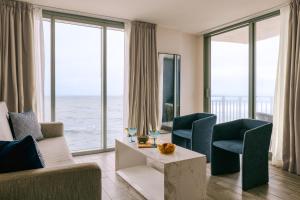 un soggiorno con vista sull'oceano di Hillsboro Beach Resort by Kasa a Deerfield Beach
