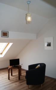 a living room with a chair and a table at O Forte Guest House in Peniche