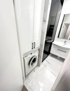 Ένα μπάνιο στο Tiana Apartments