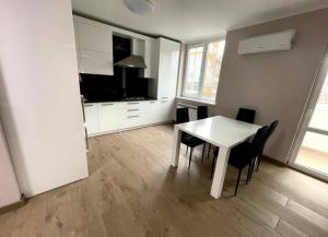 Η κουζίνα ή μικρή κουζίνα στο Tiana Apartments