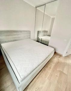 Ένα ή περισσότερα κρεβάτια σε δωμάτιο στο Tiana Apartments +1 φωτογραφίες