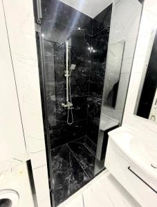 Ένα μπάνιο στο Tiana Apartments