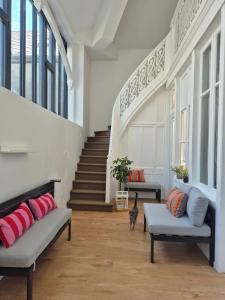 a hallway with two benches and a cat in a room at Centre ville Chambres dans un appartement d'exception in Bernay