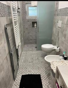 Un baño con ducha, inodoro y lavabo. en La Casedda, en Carovigno