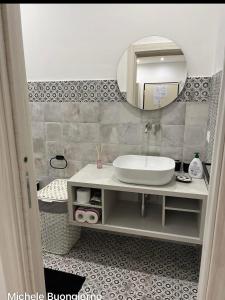 un baño con lavabo y espejo en La Casedda, en Carovigno 9 fotos más