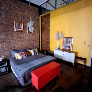 Ένα ή περισσότερα κρεβάτια σε δωμάτιο στο Pet-friendly City Loft Apartment