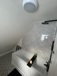 ロンドンにあるVictorian Houseの白いバスタブ(植物付) +13枚の写真