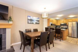 Η κουζίνα ή μικρή κουζίνα στο Woodrun Lodge 514 | Ski-In Ski-Out Condo w/ Pool, Hot Tub, Free Parking, Wifi & Laundry