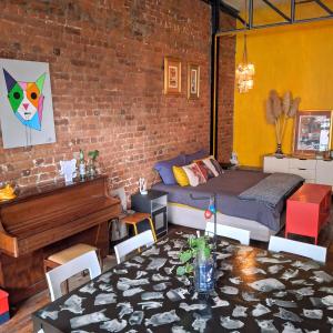 Ένα ή περισσότερα κρεβάτια σε δωμάτιο στο Pet-friendly City Loft Apartment