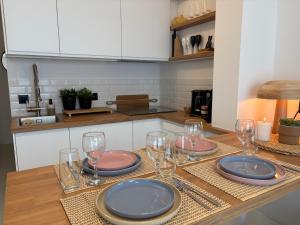 een tafel met borden en glazen op een aanrecht bij SEA VIEW Juweeltje in Knokke-Heist