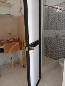 Ένα μπάνιο στο Airbn b Estancia ALVARADO 1