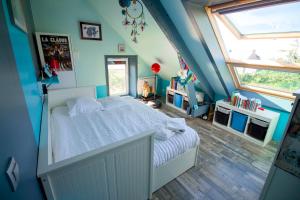 a bedroom with a white bed and blue walls at La Maison Vagabonde, Maison 3 chambres, 6 personnes & jardin, Intendance Luxury Host in Gréville-Hague
