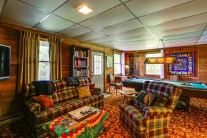 Χώρος καθιστικού στο Deck, Fire Pit, Games Family Escape Near Boone