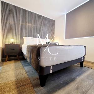 a bedroom with a bed with a suite sign on it at Exclusivo con Espectacular Vista al mar in Antofagasta