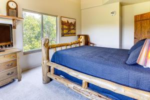 Voodi või voodid majutusasutuse 5 Mi to Powder Mtn Tuscan Mountain Retreat toas