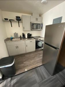 Una cocina con gabinetes blancos y un refrigerador. en Unit 205, en Green River