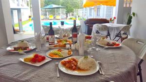 Makanan di atau berdekatan hotel