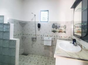 Bilik mandi di Sammi's Lodge
