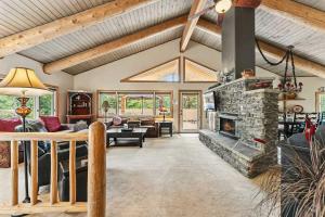 ベールにあるCentral Vail Stay Cozy Interior Deck Viewsの石造りの暖炉付きのオープンリビングルーム