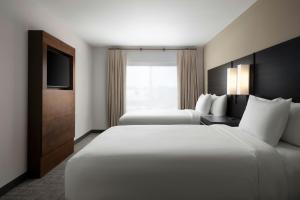 Un pat sau paturi într-o cameră la Residence Inn by Marriott Reno South