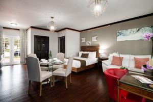 a bedroom with a bed and a dining room at Tradewinds Apartment Hotel Miami Beach in Miami Beach +60 photos