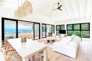 パボネスにあるCasa Gnudiの白いソファとテーブルのあるリビングルーム +3枚の写真