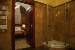 Koupelna v ubytování Citadel Gastro Boutique Hotel 