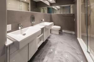 A bathroom at Boutique Lofts Milton Parc by Simplissimmo