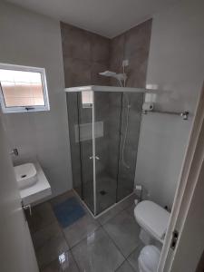 a bathroom with a shower and a toilet and a sink at Casa Holiday No pé da serra do Itaqueri com piscina in São Pedro