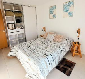 En eller flere senge i et værelse på Apto 210 Un Refugio luminoso frente a la playa + 15 billeder