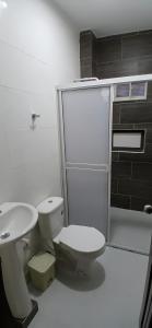 ein Badezimmer mit Toilette und Waschbecken in der Unterkunft Hospedaje MangleRojo - Cerca al Mar in Coveñas