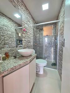Un baño con lavabo, inodoro y ducha. en Espaço inteiro 1 km do centro da cidade, en Cascavel