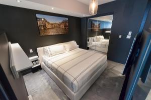 A bed or beds in a room at Boutique Lofts Milton Parc by Simplissimmo