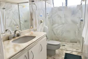 a bathroom with a sink and a shower and a toilet at Airport Stay Guarulhos – 600m Bosque Maia, Wi-Fi, Estacionamento, Sala de Espera, piscina, Check-in Facial in Vila Gopoúva +35 photos