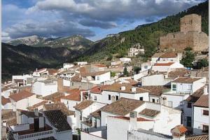 eine Gruppe weißer Gebäude mit Bergen im Hintergrund in der Unterkunft Un balcón al Guadalquivir in Hornos