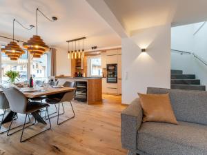 sala de estar y cocina con mesa y sofá en Mountain Chalet Alpinchique 2, en Sankt Lorenzen ob Murau