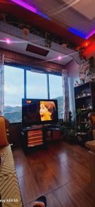 Μια τηλεόραση ή/και κέντρο ψυχαγωγίας στο house Ketama vip