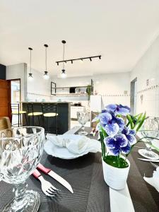 Η κουζίνα ή μικρή κουζίνα στο APARTAMENTO CONFORT NO CENTRO Ar cond 2 QUARTOS