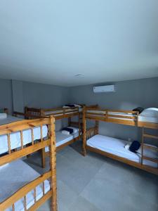 eine Gruppe von Etagenbetten in einem Zimmer in der Unterkunft POUSADA e HOSTEL ARAUNA in Cabo Frio + 30 Fotos