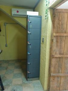 eine Tür in einem Raum mit einem Schrank in der Unterkunft Republic Hostal in Azcorra + 11 Fotos